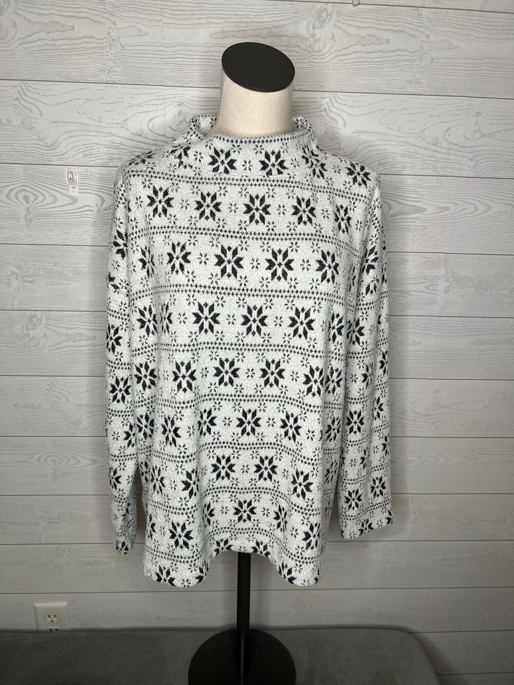 Loft Outlet snowflake fleece pullover seater Size XL